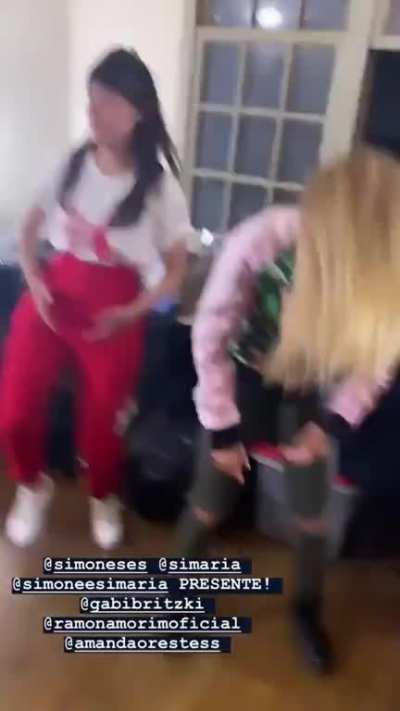 Larissa dançando e rebolando no set de modo avião