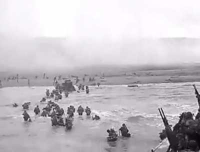 American troops landing at Omaha beach, Easy Red sector 