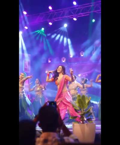 Isha malviya Navel