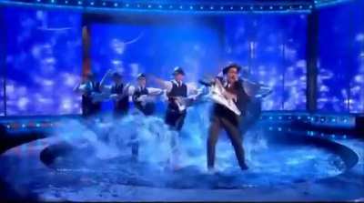 Robbie Williams - Singing in the Rain (Saturday Night Takeaway, 2013)