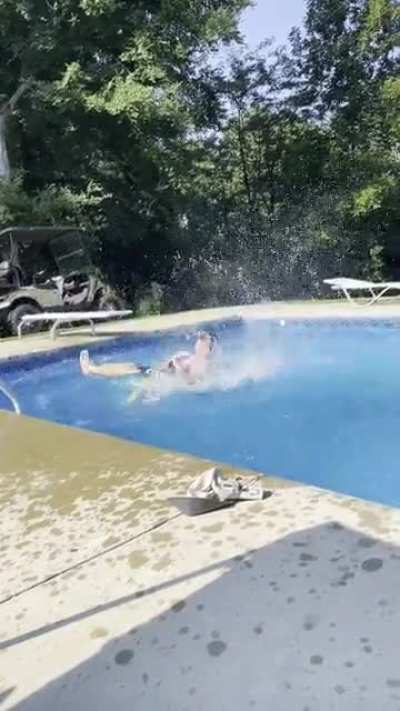 Pool float spin