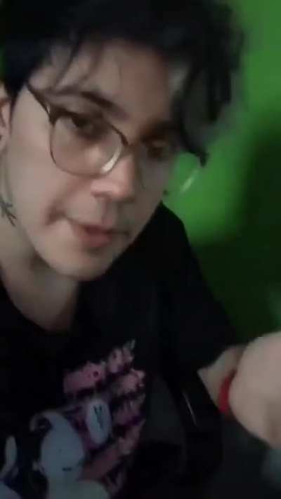 Yo explicándole a mi tia por qué mi primo esta llorando y le sangra la cabeza