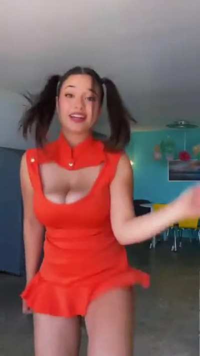 Sofia Gomez's massive tits and thighs jiggling