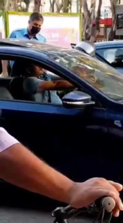 [NEUQUEN] Muchacho borracho duerme con el auto en el medio de la calle