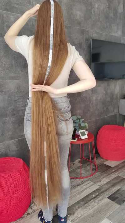 A new measurement of hair length. It grows longer and longer🥰