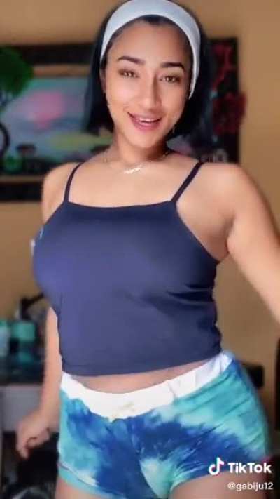 Latina twerk