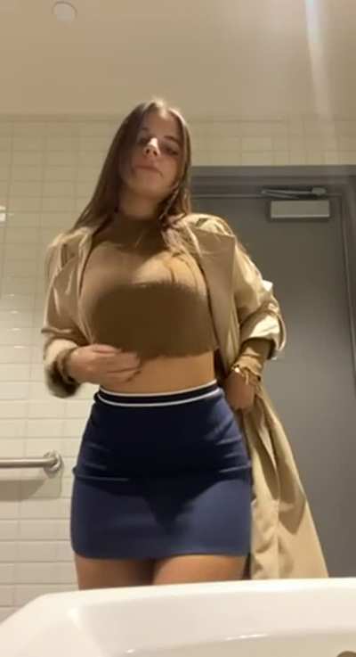 Do you like your 18 years old girl in that outfit.... I am ready for our date