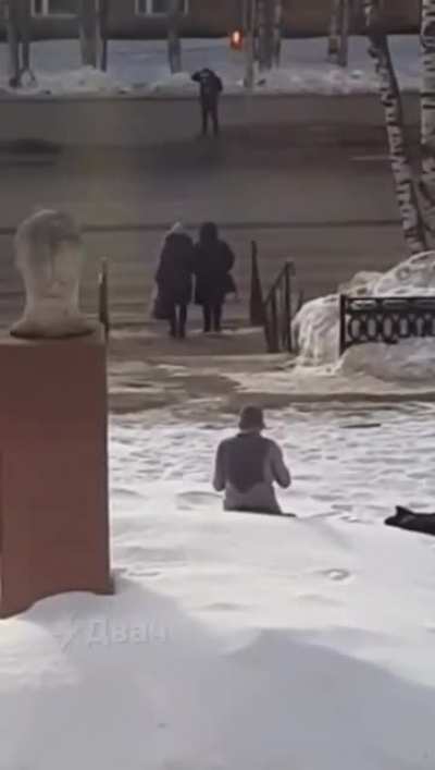 An employee of the pedagogical college in Russia set himself on fire right in front of the building of the educational institution! He was quickly extinguished and handed over to doctors — now the man is in the hospital.