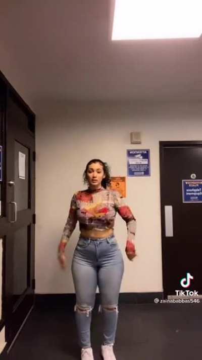 Curly haired thot with much junk in her trunk