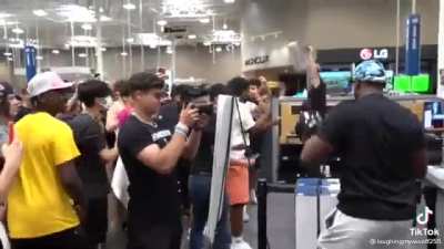 TikToker refuses to put on a shirt and then comes back with other douchebags the next day to harass employee who called him out