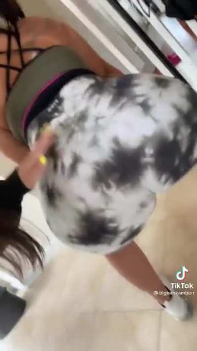 Momma with the HUGE ASS😩