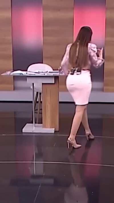 Esra Ezmeci - 2024