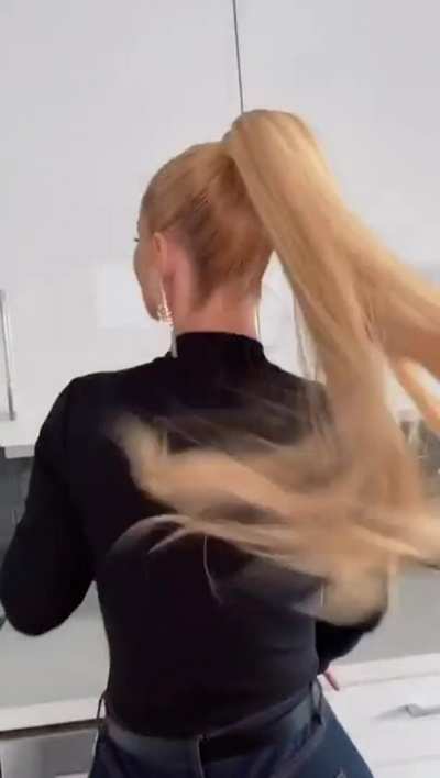 Iggy Azalea’s fat ass in jeans