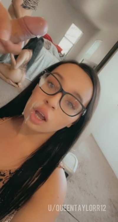 My best friend was having a bad day so i let him cum in my face 😊