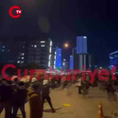 İzmri de akp binasının önü