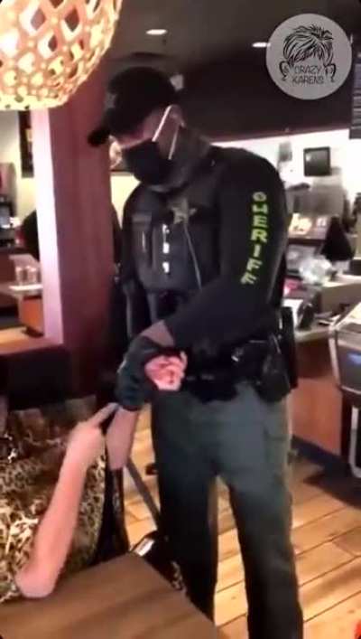 White lady doesn't want to wear a mask.