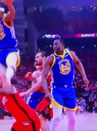 Thing angle shows that Draymond DOES NOT push Amen into Jimmy.