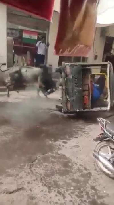 Stupid man tried to break up a fight between two bulls with a rickety tuk-tuk