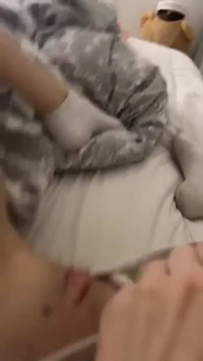 Många klagade på att förra va för mörk🙈 Vem här vill knulla en nybliven tight 18åri<wbr>ng?🥵💦<wbr>💦