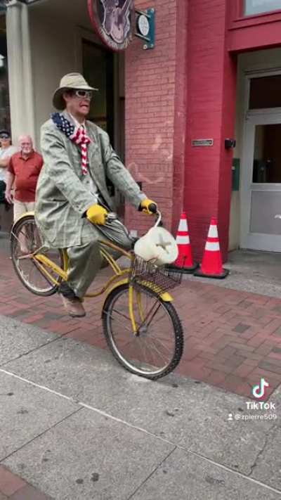 Guy does incredible bike trick 😮