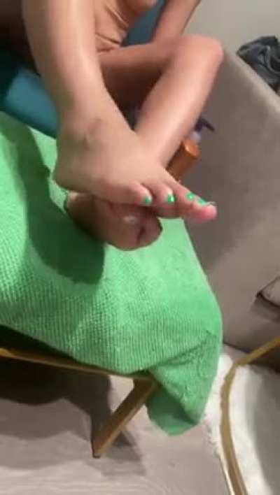 My coworker even fell in love with my soles! ð She got hypnotized by my feet !