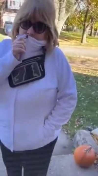 Neighbors united against boomer karen