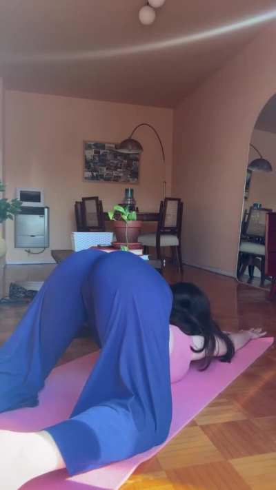 Doggy down to dismount 🧘‍♀️