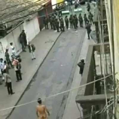 De acordo com a reportagem da Record se eu assisti Shingeki no kyojin vou sair na rua pelado igual um Titan.