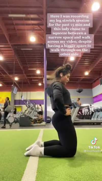 woman gets bad because someone walks past her🤦‍♂️
