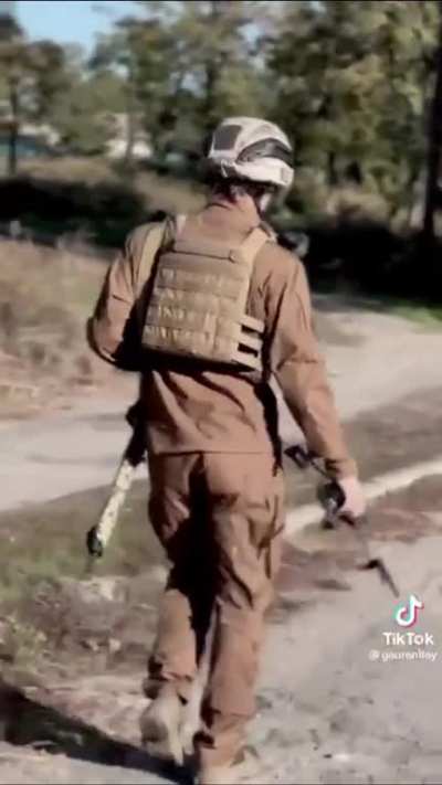 Homemade ukranian quadcopter drone that can carry 6 82mm mortar shells and a 7.5kg (17lbs) anti vehicle landmine.