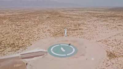 Спуск корабля New Shepard после тесто<wbr>вого суб орбит<wbr>ально<wbr>го вывед<wbr>ения капсулы в космос. Экипа<wbr>жем капсулы стал манекен Скайу<wbr>окер. Корабль и капсула разра<wbr>ботан<wbr>ы компа<wbr>нией Blue Origin, прина<wbr>длежа<wbr>щей милли<wbr>ардер<wbr>у Джеффу Безосу. Экипа<wbr>жем одного из будущих запуск