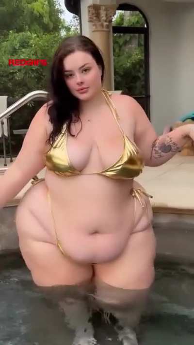 just your thick girl chiling and relaxing