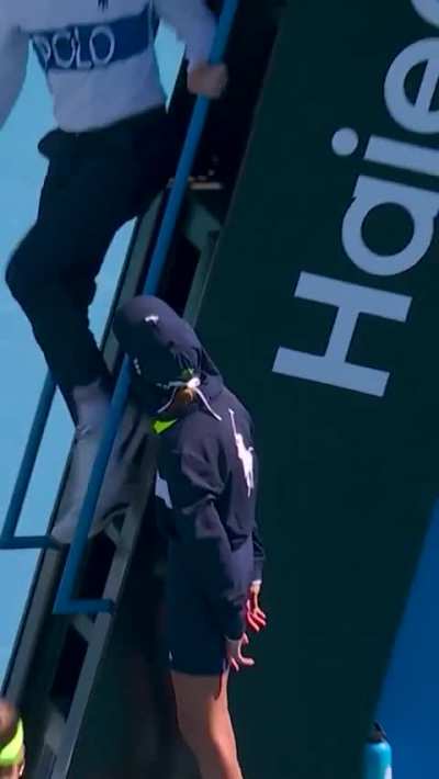 Ball girl collapses during Sonmez–Alexandrova match....Zeynep rushes to help and escorts her off the court