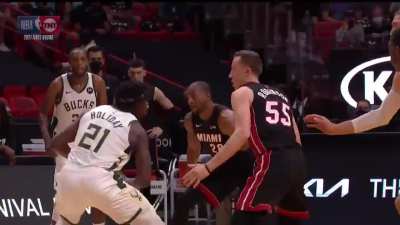 [Highlight] Jrue cooks Robinson with the step back for his game leading 11th points