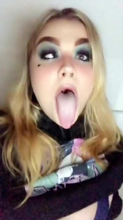 (18 f) I have a very long tongue 👅