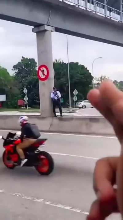 Berani tembak pulis