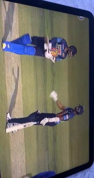 Paani gaya Gand marane.. Hardik Pandya gets angry, abuses players in dug out for not bringing water.