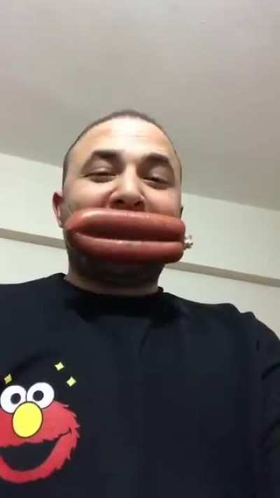 adam çok iyi gülüyor