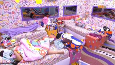 larissa pagando peitinho na cama