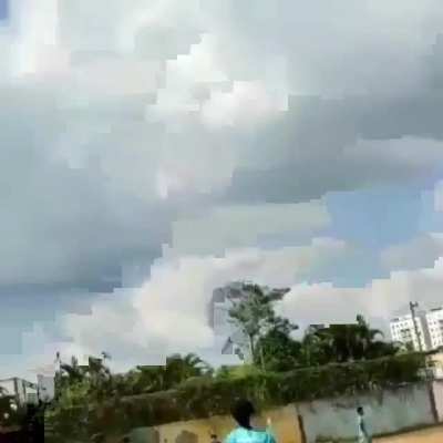 Aconteceu ontem aqui no meu bairro, o paraquedas dele não abriu, e ele usou o reserva.... ele tá bem