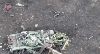 Ukrainian FPV drone chases a Russian soldier around a destroyed tank