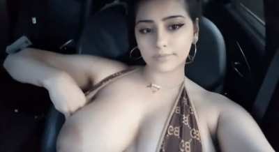 Showing my natural boobs while stuck on the traffic [Reveal]