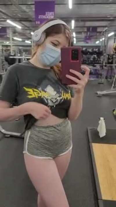 Showing boobs in the gym