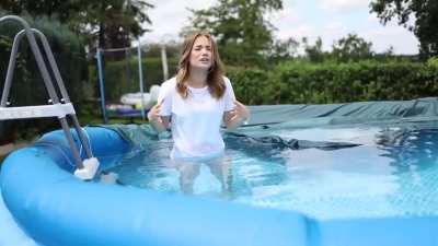 Julia geht in den Pool ... Video: 