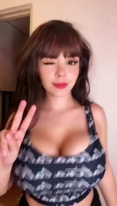 Slow motion de las bellas tetas de DanyanCat