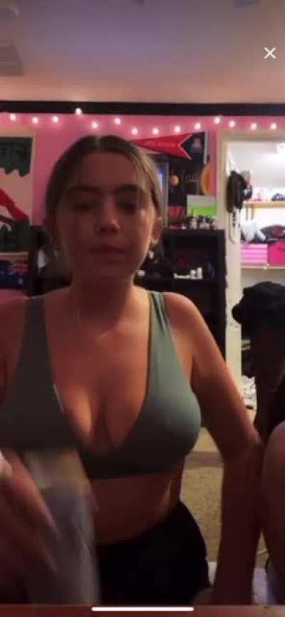 Tiktok Live . Does anyone know her insta or who she is at all? Her tiktok handle is @zacefronnn22