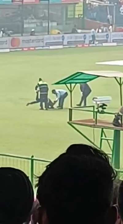 Pitch invader in 2nd test Ind vs Australia Day 1 . Beaten up so badly. Shami tried to save him but 💀