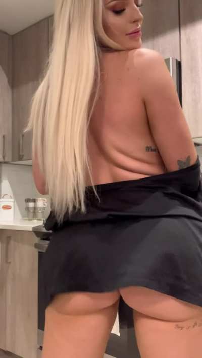 Do You Like This Blonde ? ( Her Free Album In Comment )