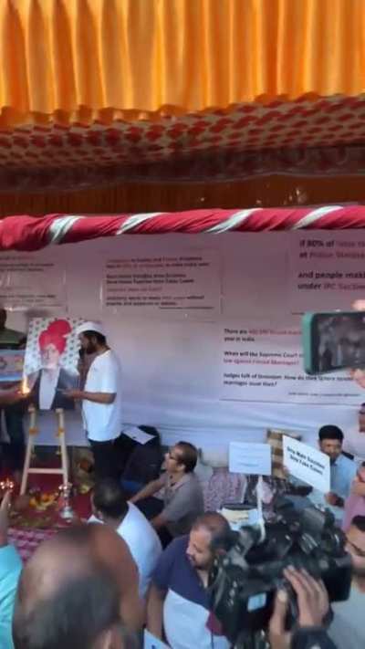 Om Elon Muskai Namah 🙏🏻🙏🏻. Musk being worshipped in pune for granting freedom of speech to men.