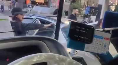 Caballito: Bondiman tuvo un roce con el vehículo de una chica y la mamá estalló de furia